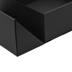 Musta laatikko kultaisella nauhalla | 220x220x90 mm | Superbox