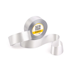 Tyylikäs hopeanvärinen satiininauha, 38 mm leveä