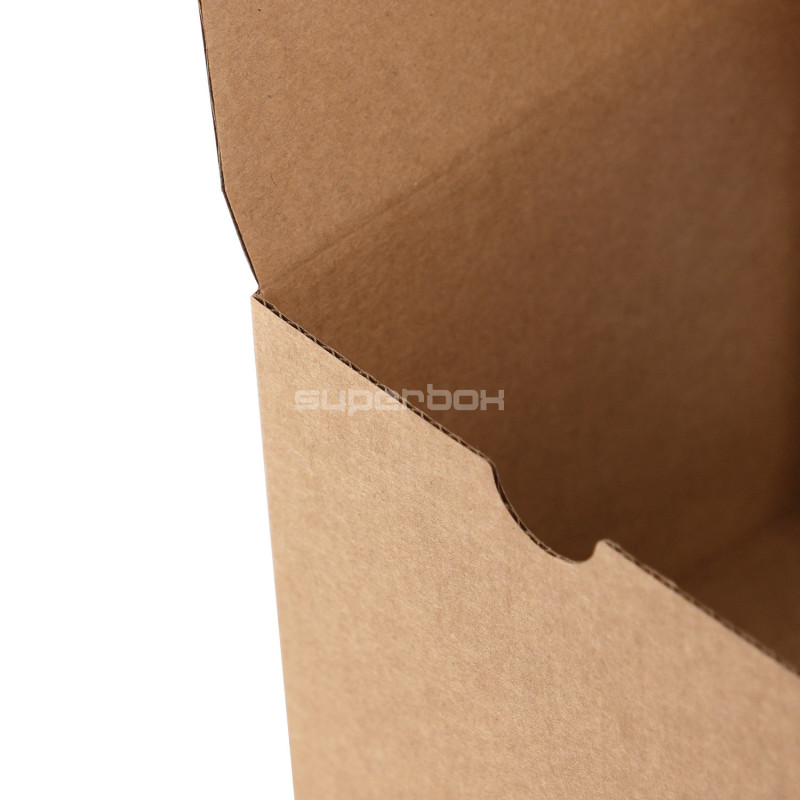 Ruskea kuutiomainen lahjapakkaus läpinäkyvällä ikkunalla kynttilän pakkaamiseen