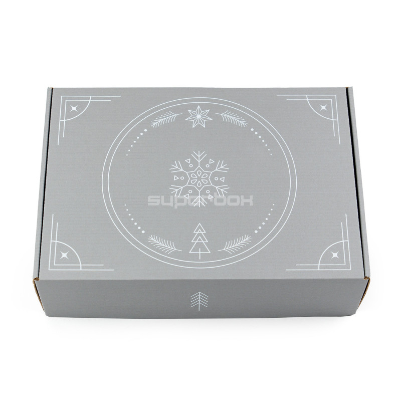 Harmaa A4-laatikko minimalistisilla talvikoristeilla Harmaa A4-laatikko minimalistisilla talvikoristeilla