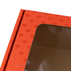 Punainen lahjarasia ikkunalla ja sydänkuviolla, 185x195x75 mm