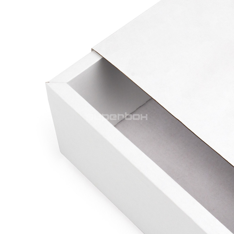 Valkoinen lahjapakkaus vyötteellä