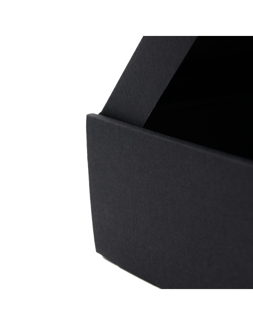 Musta neliönmuotoinen laatikko ilman ikkunaa