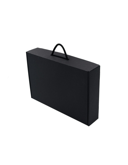 Musta tyylikäs vakiomallinen matkalaukku, jossa on musta tekstiilikahva juomille