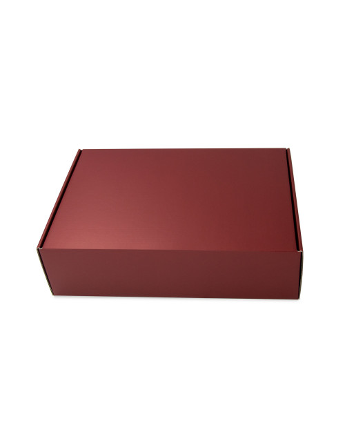 Punainen A4-lahjalaatikko metallisoidulla pinnalla