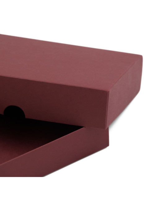 Burgundinpunainen kannellinen laatikko korujen pakkaamiseen
