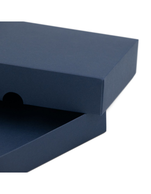 Pieni sininen laatikko, jossa on kansi käsintehtyjen esineiden pakkaamiseen