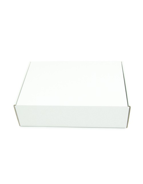 Valkoinen A4-kokoinen laatikko