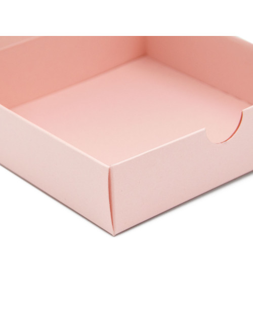 Lahjapaketti vaaleanpunaisesta koristeellisesta pahvista