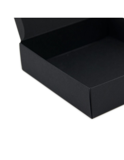 Pieni musta neliön muotoinen lahjapaketti