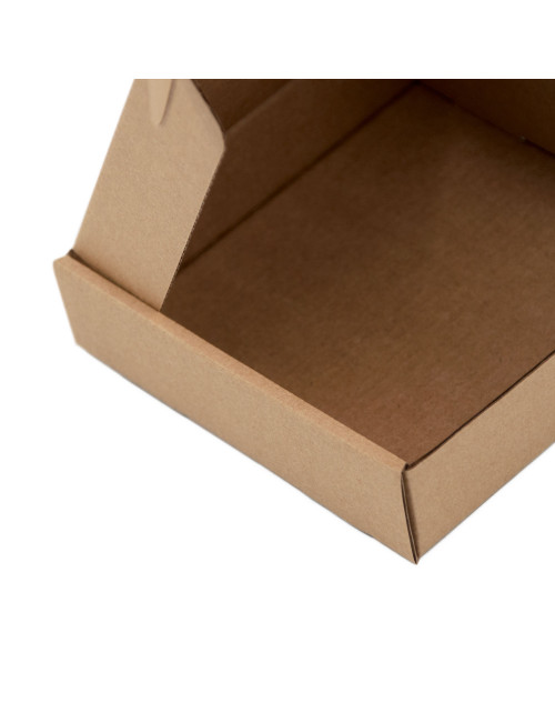 Ruskea matala neliskanttinen laatikko, syvyys 3 cm, tavaroiden lähettämistä varten