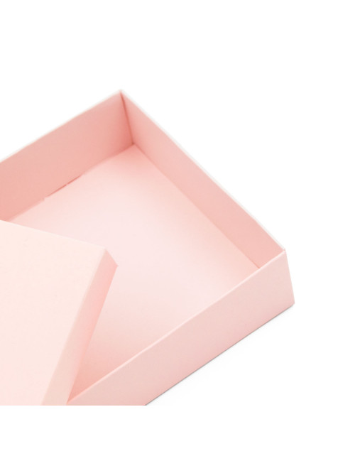 Vaaleanpunainen kaksiosainen lahjapakkaus kutsujen pakkaamiseen