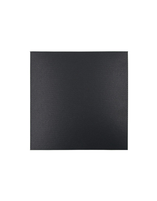 Musta neliönmuotoinen lahjapaketti, korkeus 8 cm, jossa on kansi ja viivoja.