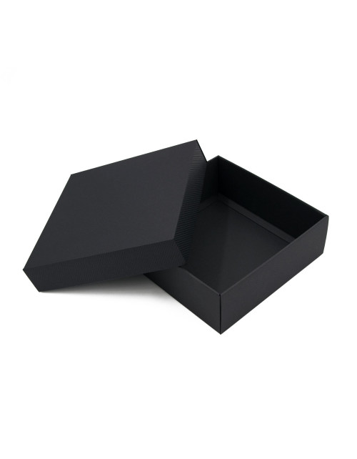 Musta neliönmuotoinen lahjapaketti, korkeus 8 cm, jossa on kansi ja viivoja.