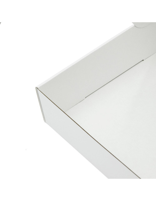 Valkoinen lahjapakkaus, jossa on läpinäkyvä ikkuna huopien ja peittojen pakkaamiseen