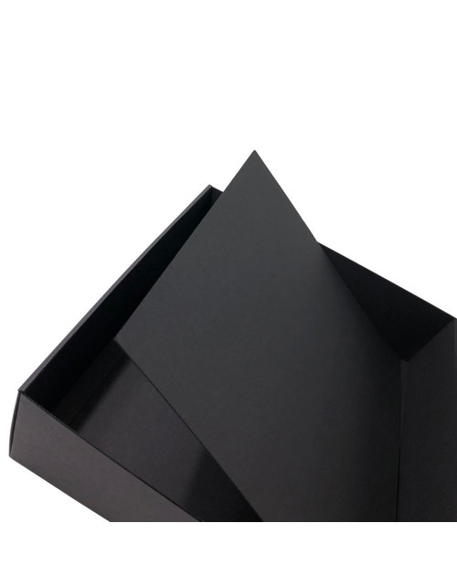 Musta sisäke neliön muotoiseen lahjapakkaukseen