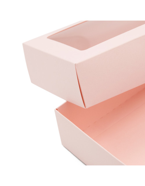 Vaaleanpunainen kaksiosainen pahvinen lahjapaketti, jossa on ikkuna