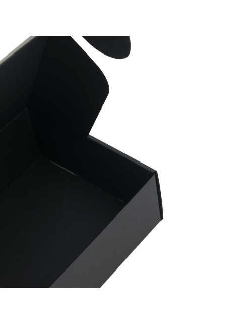Musta helposti koottava laatikko, korkeus 7 cm.