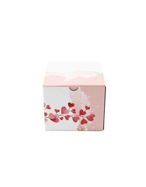 Vaaleanpunainen neliön muotoinen laatikko, jossa on sydämiä