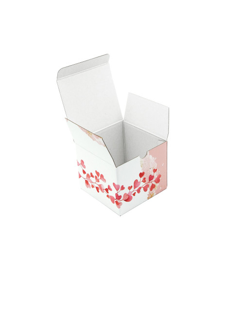 Vaaleanpunainen neliön muotoinen laatikko, jossa on sydämiä