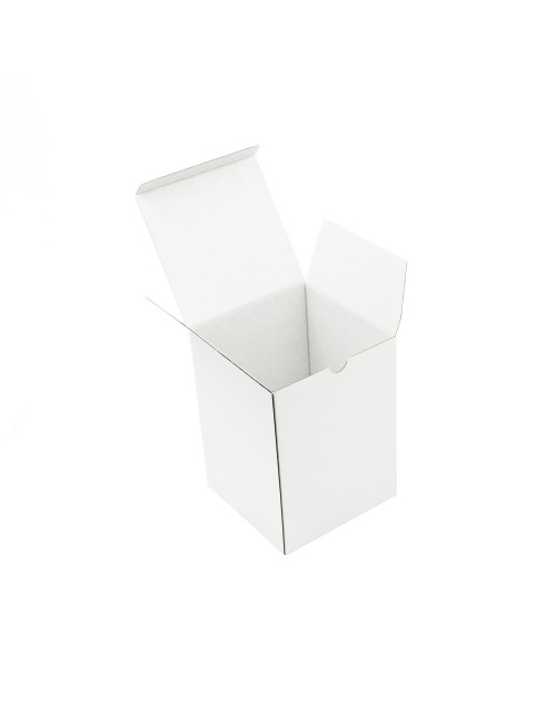 Valkoinen pitkulainen laatikko huonesuihkeiden pakkaamiseen