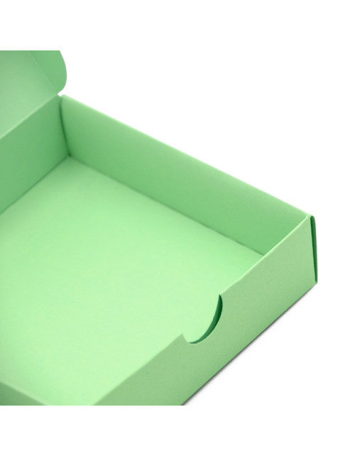 Pieni neliön muotoinen lahjapaketti Smaragdinvärisestä koristeellisesta pahvista