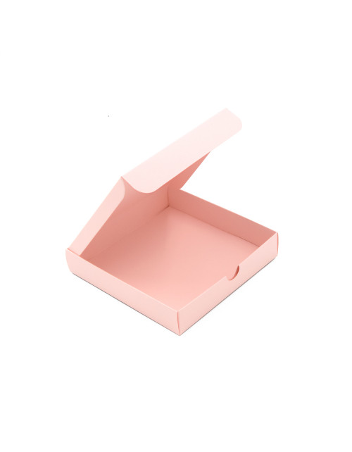 Vaaleanpunainen nelikulmainen laatikko, jossa on upotettu pahvikansi