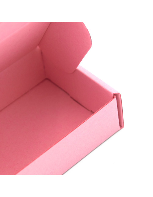 Pieni vaaleanpunainen laatikko pienten tavaroiden pakkaamiseen