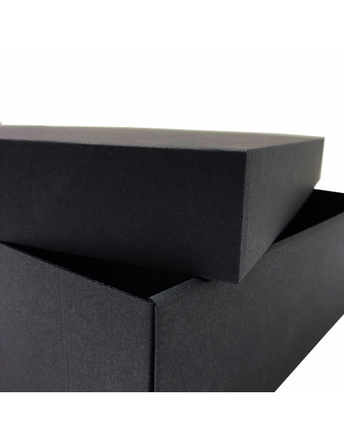 Suuri musta neliönmuotoinen lahjapaketti, korkeus 14 cm lelujen pakkaamiseen
