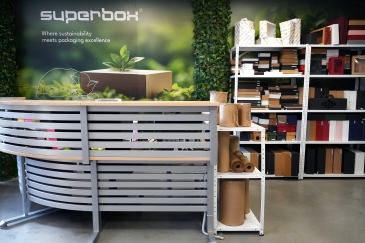 SUPERBOX fyysinen myymälä esittelyllä
