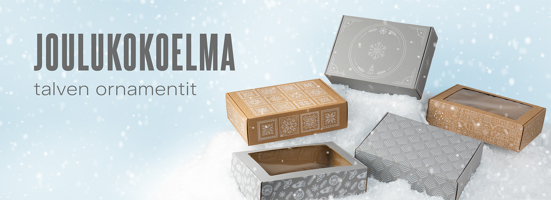 Viisi lahjapakettia lumella vaaleansinisen taustan edessä. Vasemmalla lukee: „Joulukokoelma talven ornamentit“.